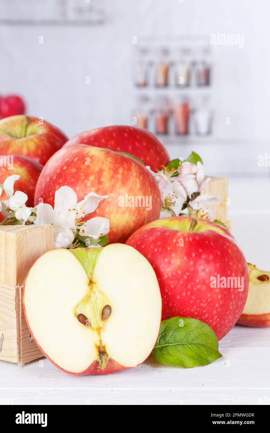 Stuttgart, Alemania - 1. Mayo 2021: Äpfel Früchte rote Apfel Frucht Kiste auf Holzbrett Hochformat mit Blüten und Blättern en Stuttgart, Alemania Foto de stock