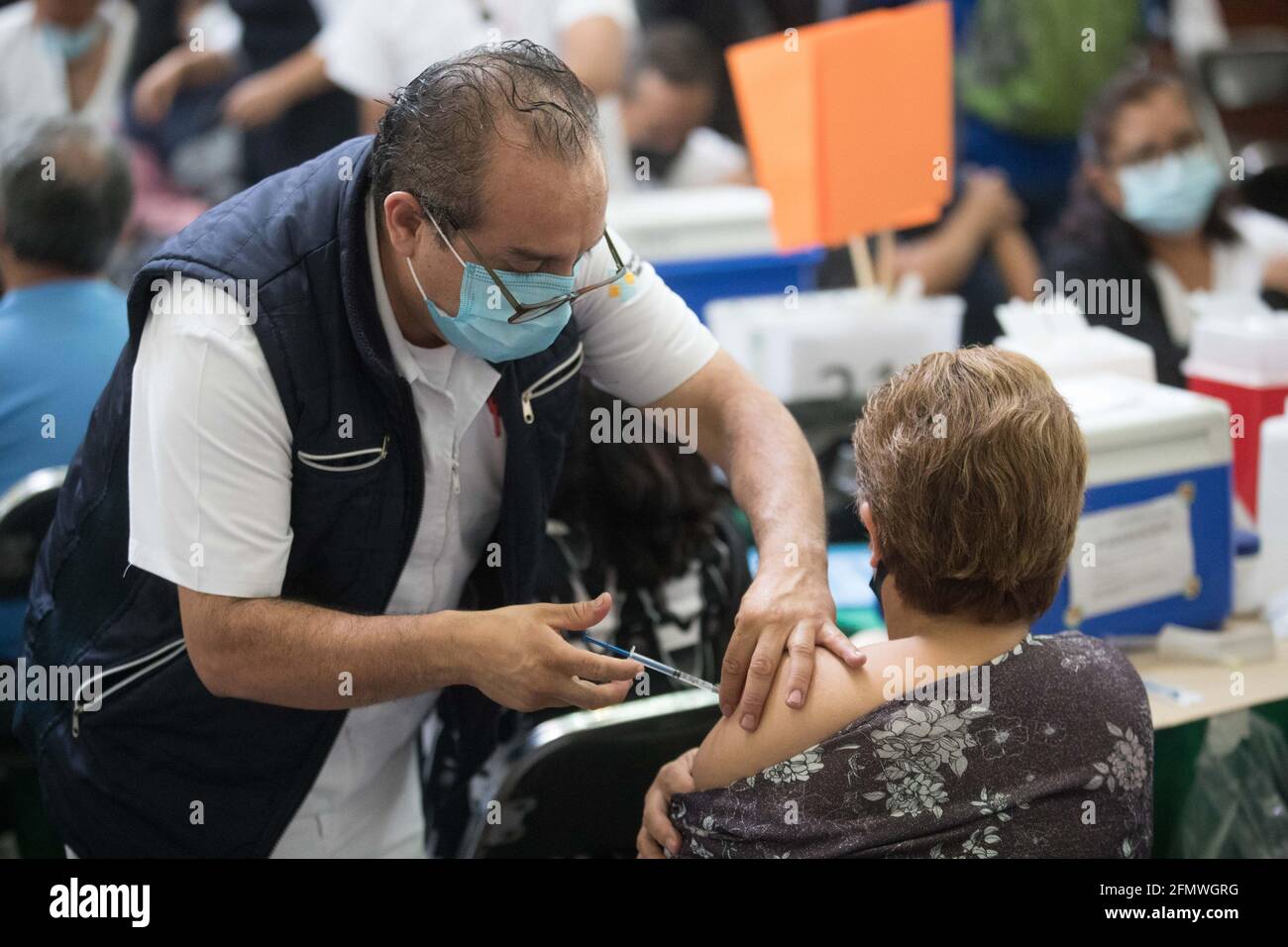 No Exclusivo: CIUDAD DE MÉXICO, MÉXICO MAYO 11: Personas durante la vacunación masiva del programa nacional de vacunas para personas de 50-59 años para inmunizar Foto de stock