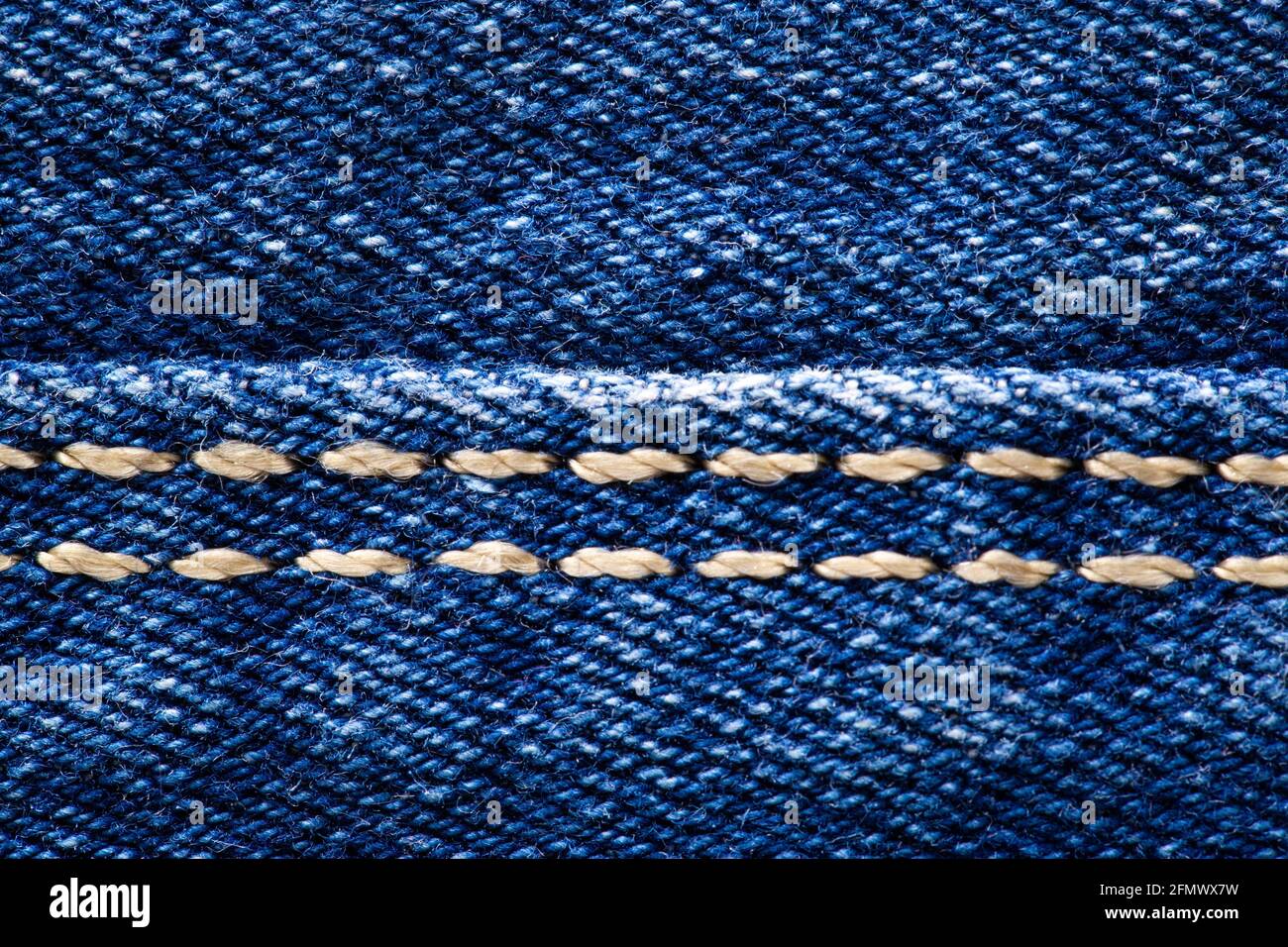 costuras blancas en ropa vaquera, macro, moderna Fotografía de stock - Alamy