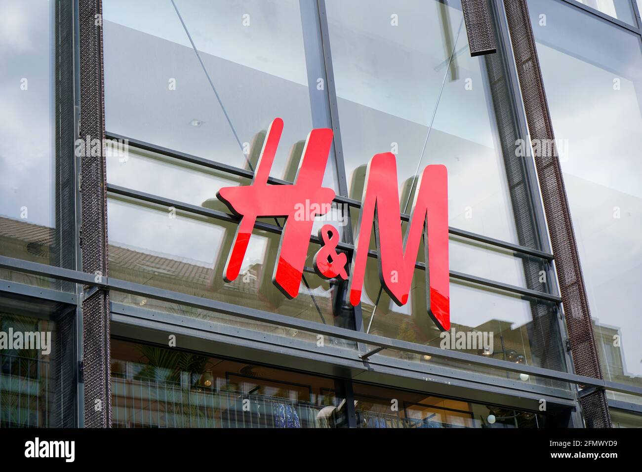 Logotipo de una nueva cadena de tiendas H&M en Schadowstraße en Düsseldorf.  Schadowstraße es una de las calles comerciales más frecuentadas de Alemania  Fotografía de stock - Alamy
