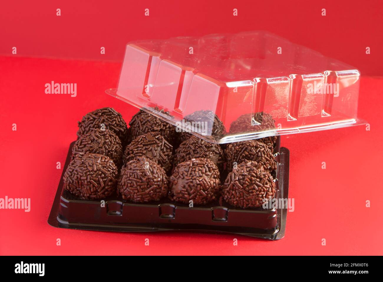 brigadeiro es un dulce típico de la gastronomía brasileña Foto de stock