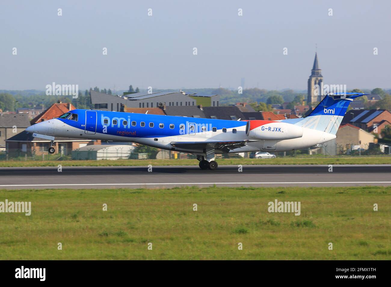 Bruselas, Bélgica – 10. Mayo de 2017: Embraer regional de BMI 135 en el aeropuerto de Bruselas (BRU) en Bélgica. Embraer es un fabricante de aviones con sede en Brasil. Foto de stock