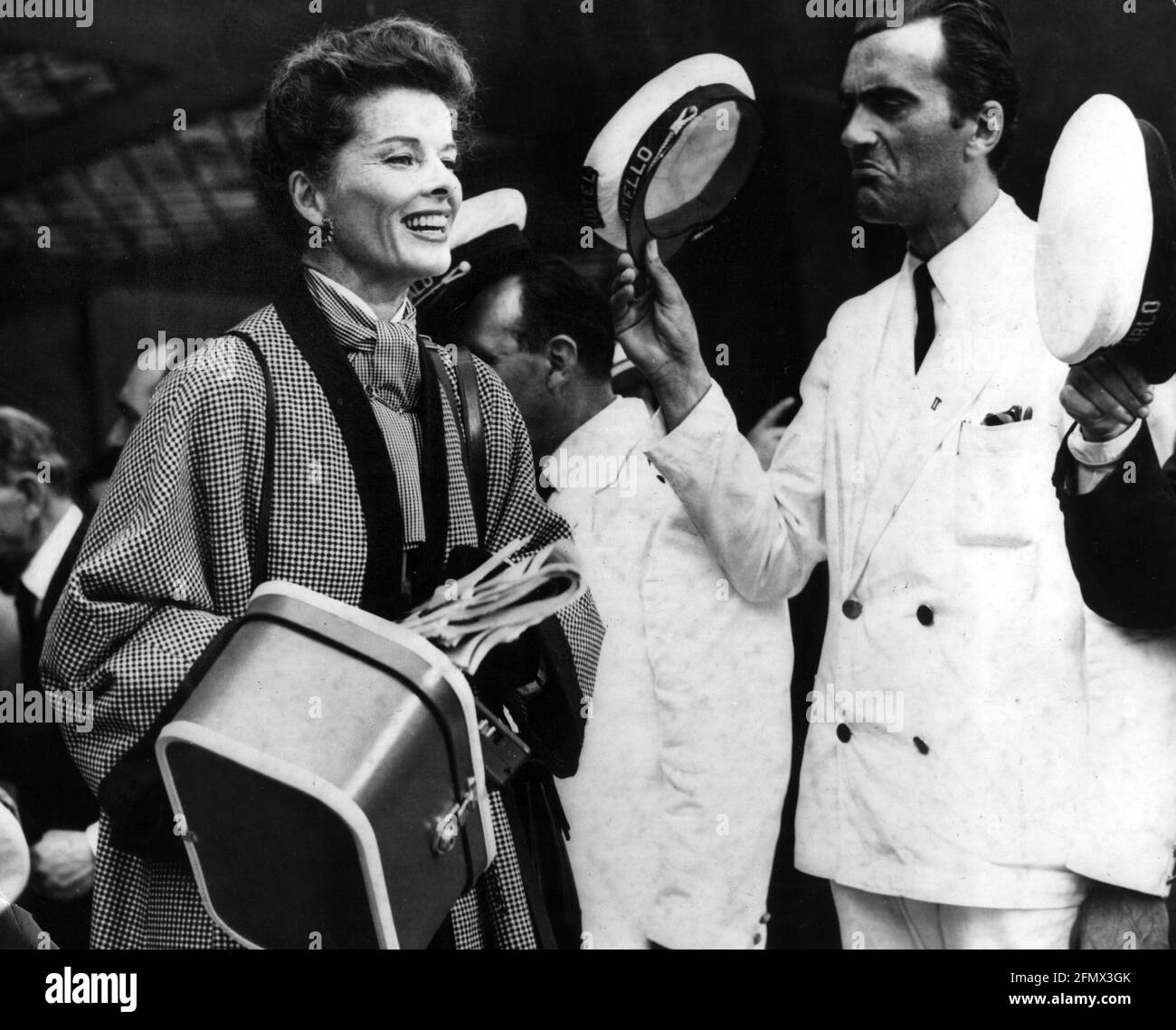 Hepburn, Katharine, 12.5.1907 - 29.06.2003, actriz estadounidense, de media longitud, Con páginas de saluting, ADICIONAL-DERECHOS-LIQUIDACIÓN-INFO-NO-DISPONIBLE Foto de stock