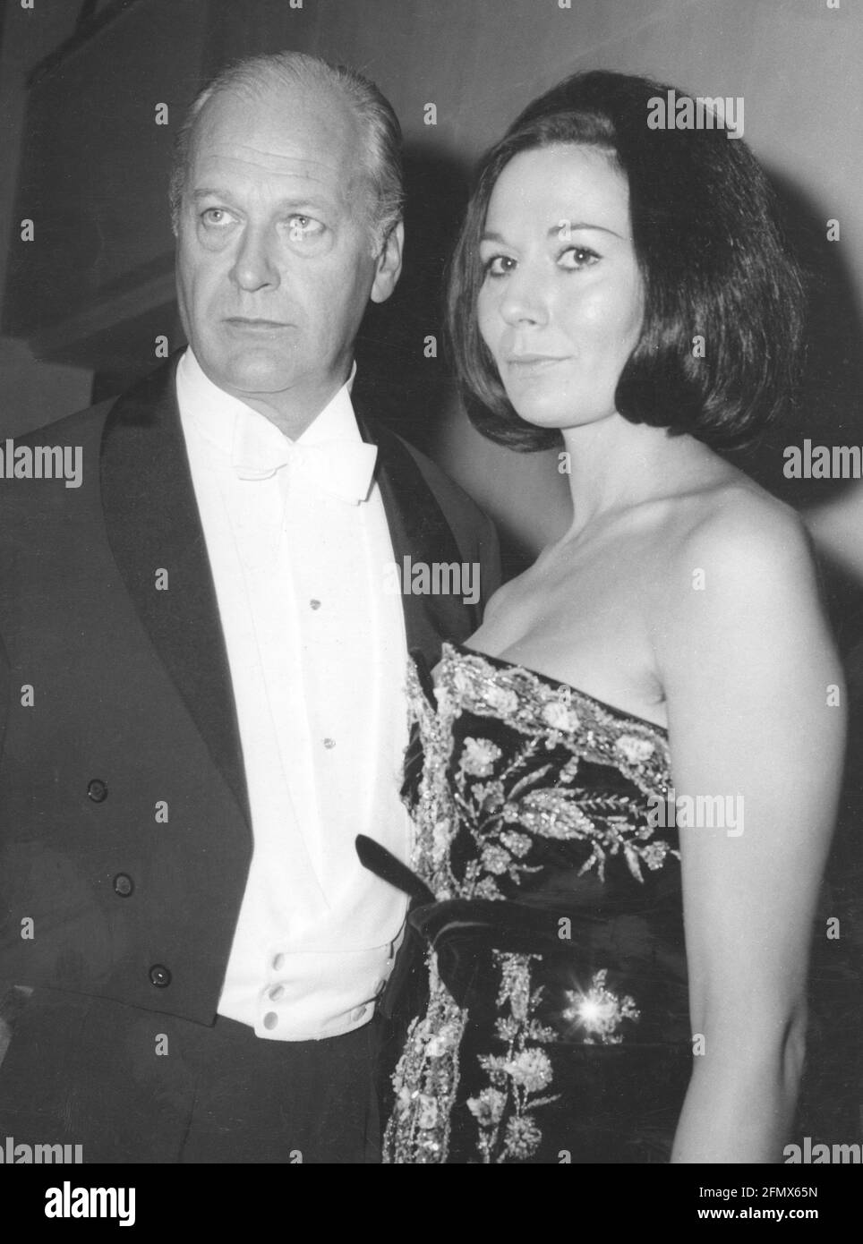 Jürgens, Curd, 13.12.1915 - 18,6.1982, actor alemán de media longitud, Con su esposa Simone Bicheron, ADICIONAL-DERECHOS-LIQUIDACIÓN-INFO-NO DISPONIBLE Foto de stock