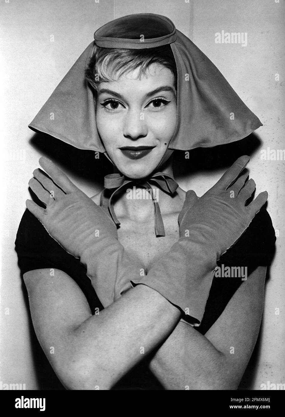 Cerco Inseguro Relacionado Fashion 1950s ladies fashion hats fotografías e imágenes de alta resolución  - Alamy