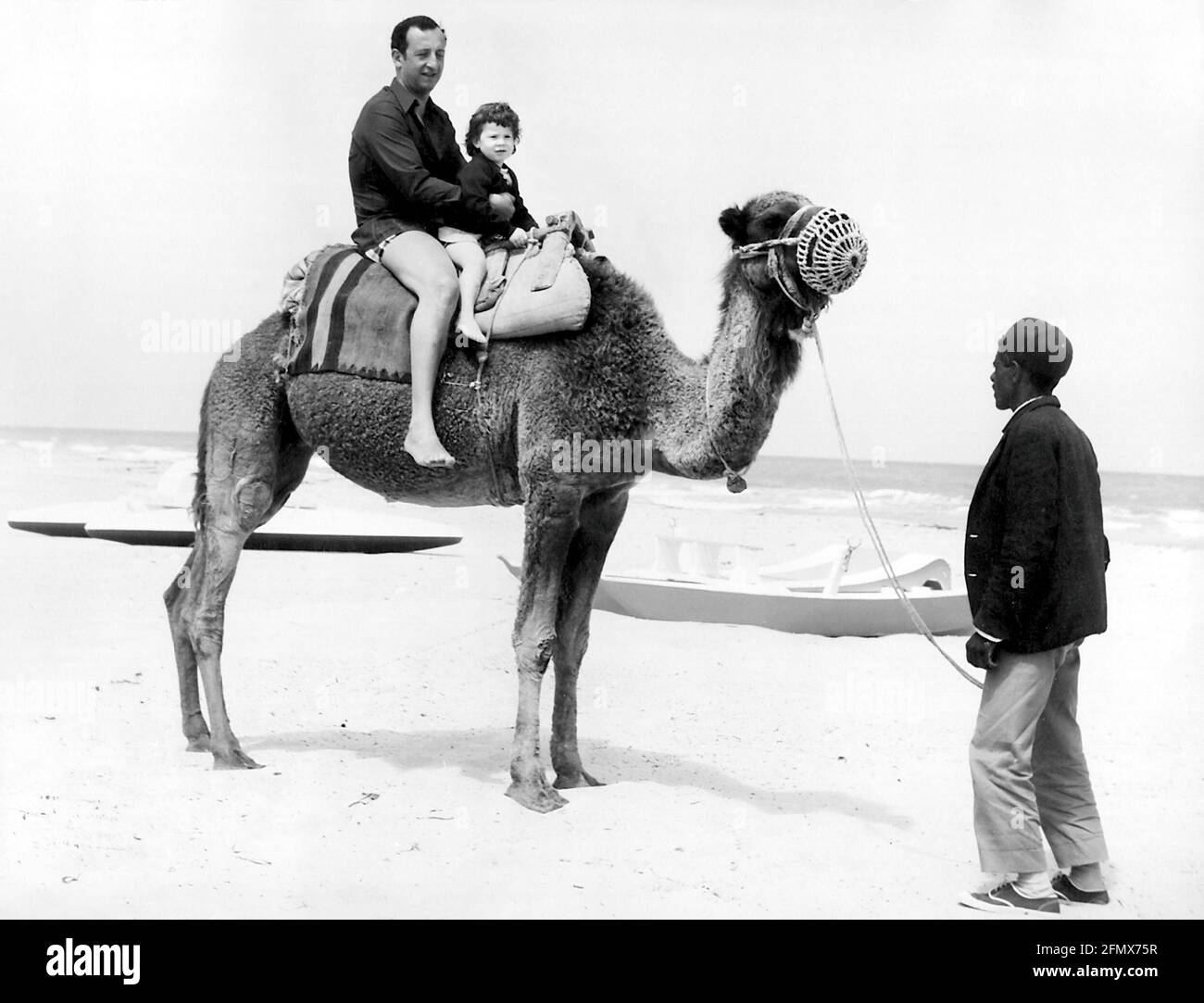Turismo, turistas, padre con niño montando en camello, 1970, DERECHOS ADICIONALES-LIQUIDACIÓN-INFO-NO DISPONIBLE Foto de stock