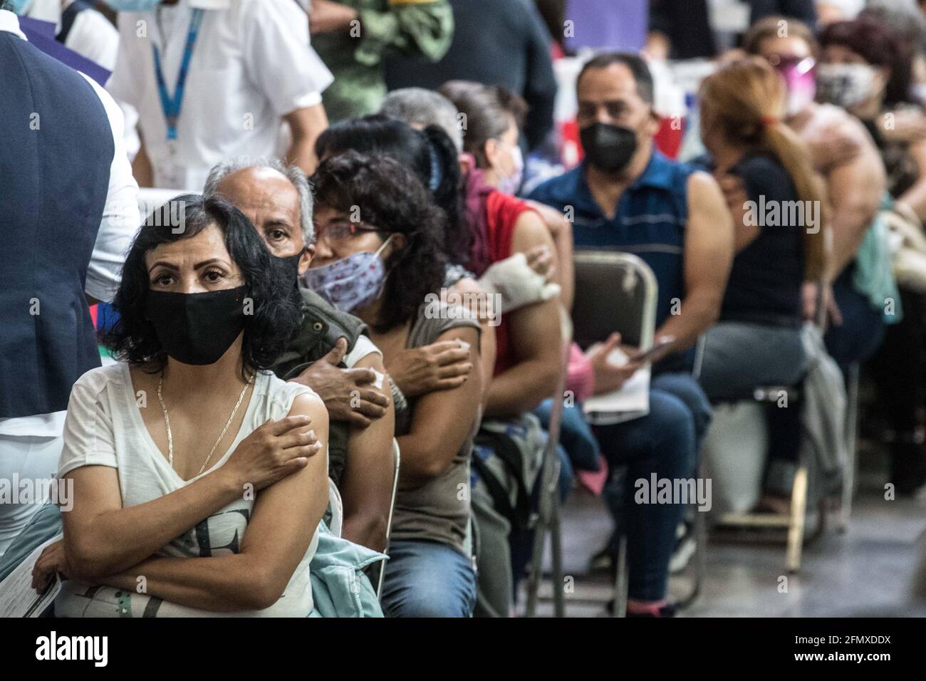 CIUDAD DE MÉXICO, MÉXICO 11 DE MAYO: Personas durante la vacunación masiva del programa nacional de vacunas para personas de 50-59 años de edad para inmunizar contra Covid-19 el 11 de mayo de 2021 en Ciudad de México, México. (Foto de Eyepix/Sipa USA) Foto de stock