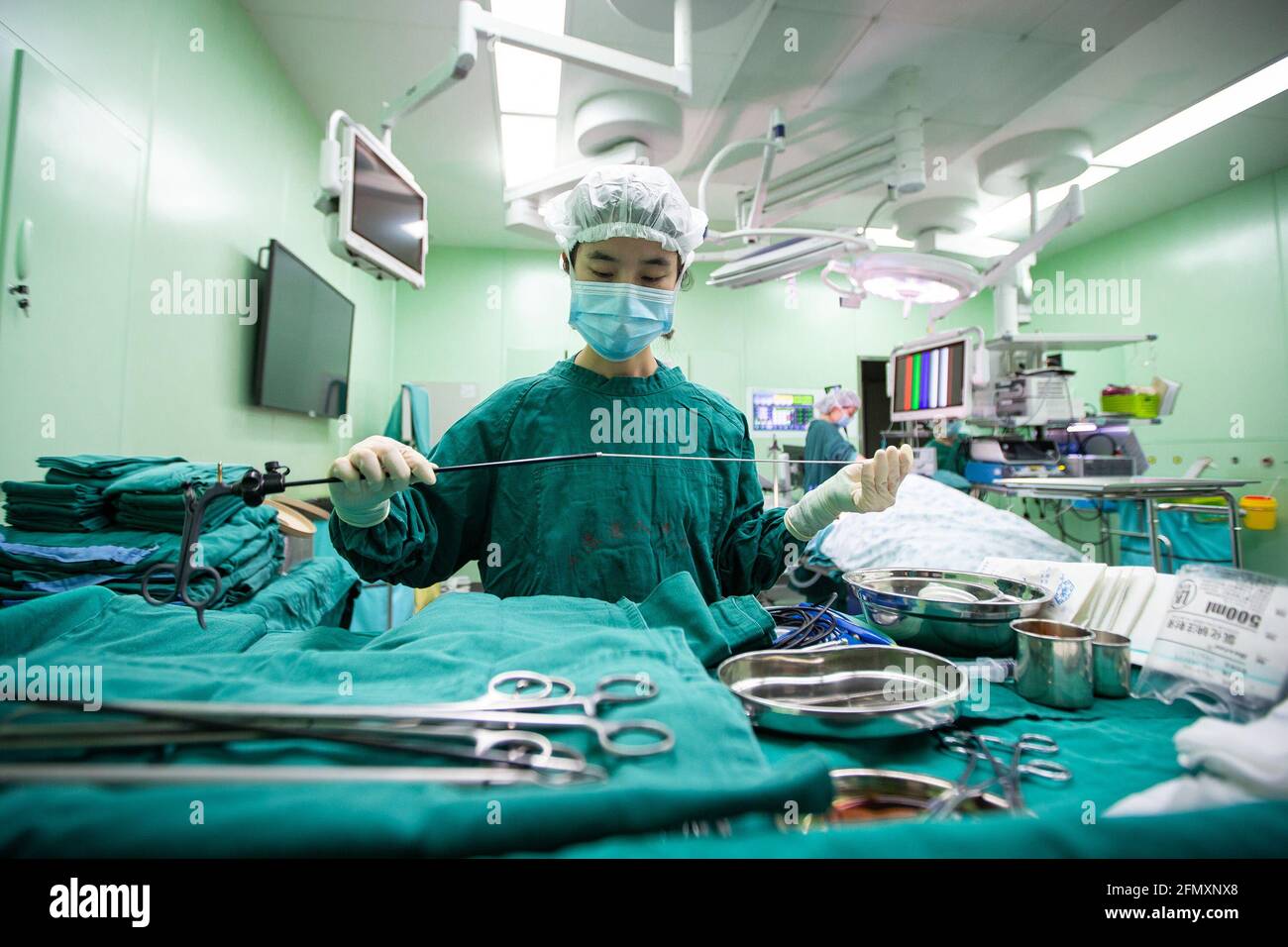 NANJING, CHINA - 12 DE MAYO de 2021 - Una enfermera instala instrumentos  endoscópicos en un quirófano del departamento de cirugía de anestesia del  Hospital Popular Provincial de Jiangsu en Nanjing, capital