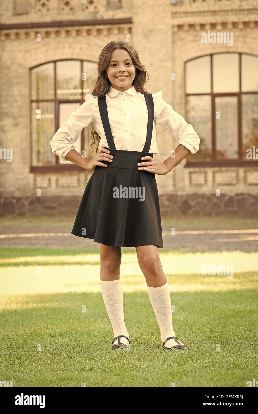 el clásico es querido por todos. aspecto elegante de la colegiala. traje  retro del cabrito. pupila en el traje vintage. volver a la escuela. alegre  belleza al aire libre. niño Fotografía de