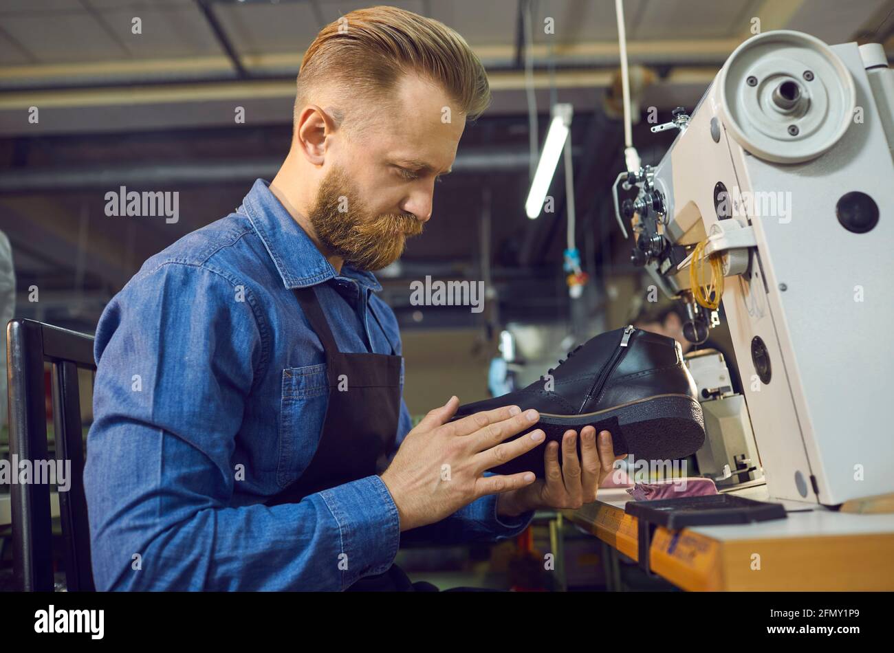 Maquina de coser zapatos fotografías e imágenes de alta resolución - Alamy