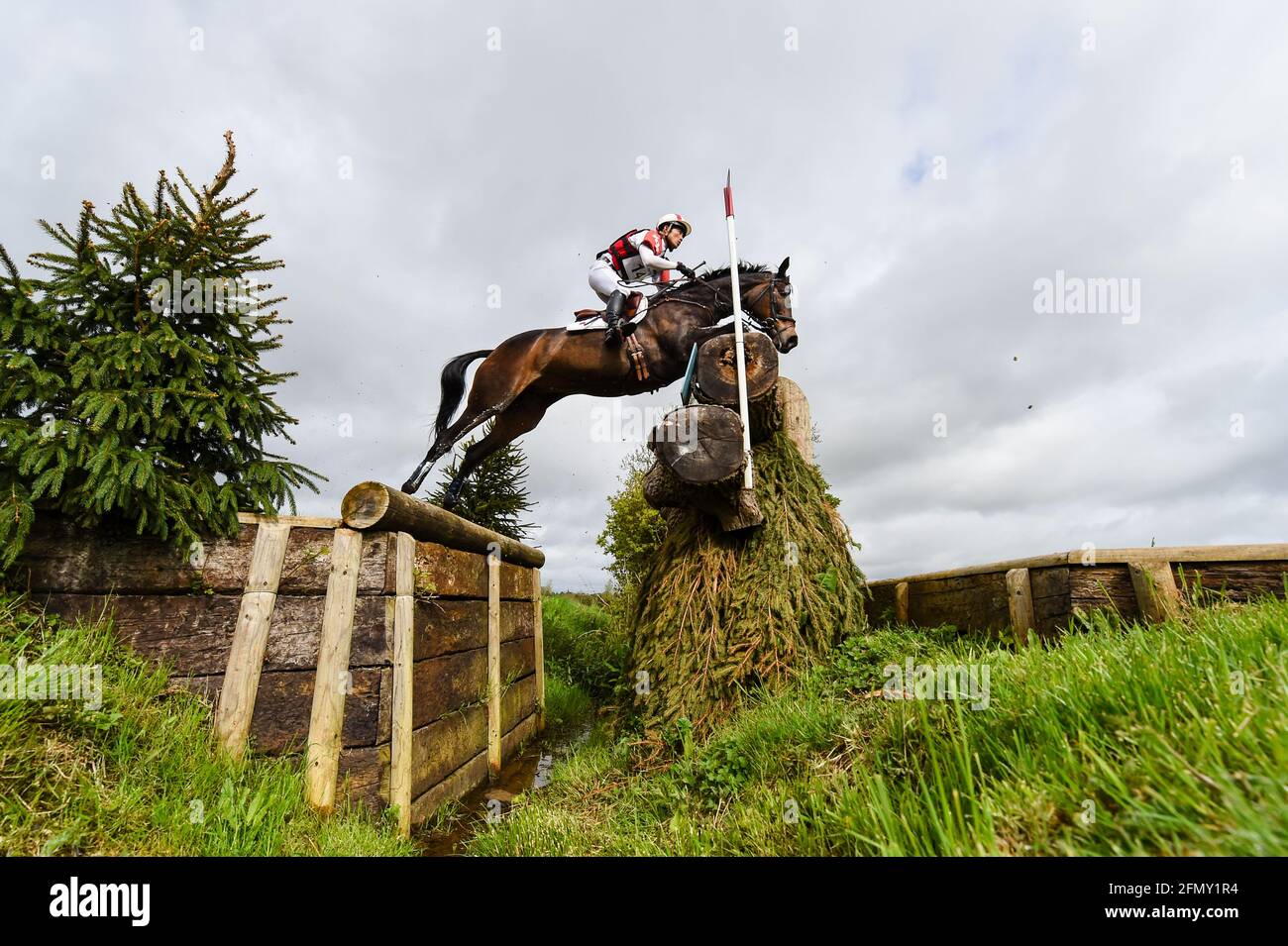 Daventry, Reino Unido. 12th de mayo de 2021. Aston-le-Walls INTERNATIONAL, Washbrook Farm, cerca de Daventry, Northanys. 12 de mayo de 2021. Ryuzo Kitajima montando CEKATINKA JRA en CCI-S 4* Sección A, durante la fase de campo a través. Crédito: Peter Nixon/Alamy Live News Foto de stock