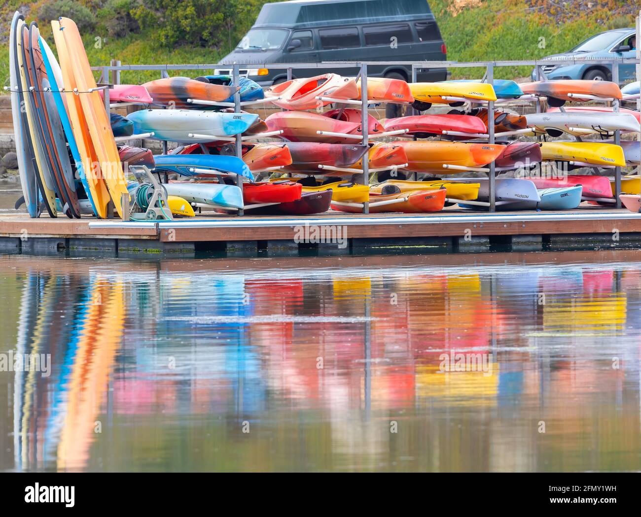 Alquiler de kayaks apilados multicolores Foto de stock