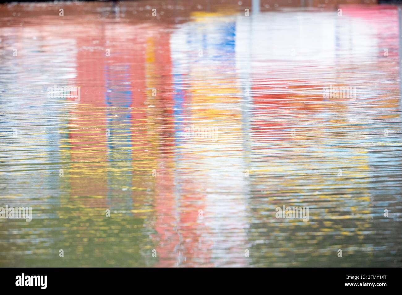 Múltiples colores reflejados en el agua Foto de stock