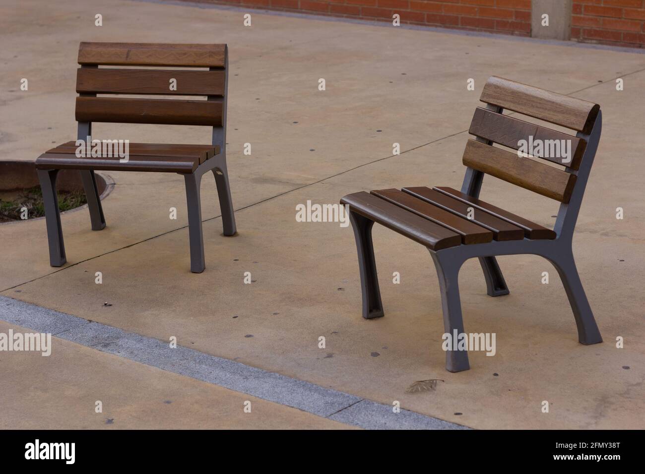 Sillas urbanas en el espacio público; sillas vacías en terreno urbano gris.  Minimalismo para descansar Fotografía de stock - Alamy