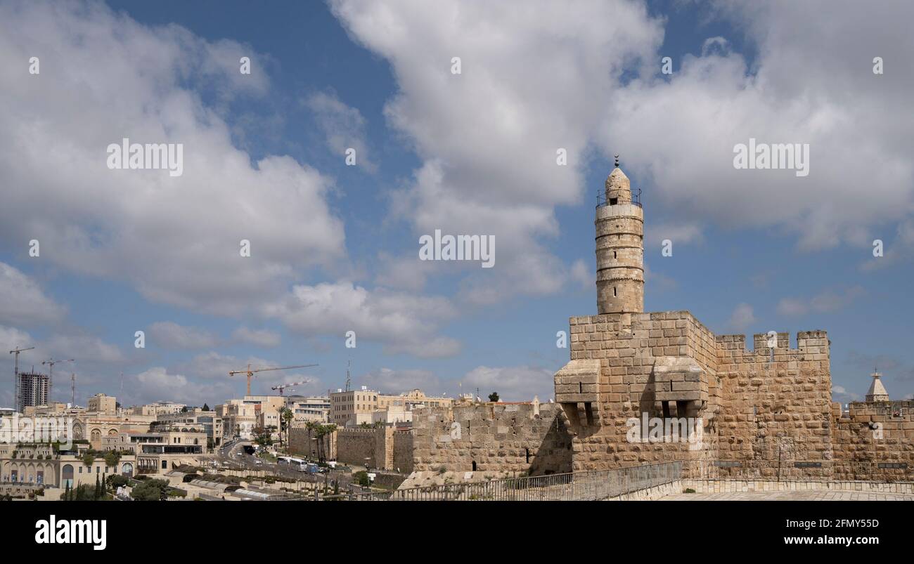 Jerusalén, Israel - 3rd de abril de 2021: La famosa Torre de David , que se eleva sobre las antiguas murallas de Jerusalén en un día soleado. Foto de stock