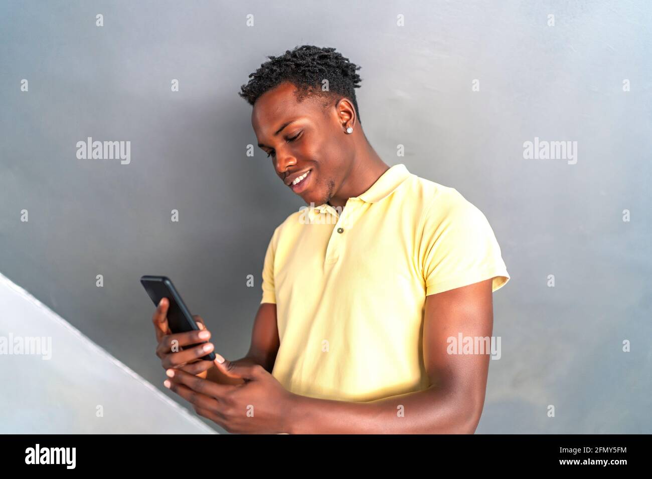 joven africano haciendo una videollamada desde su smartphone Foto de stock