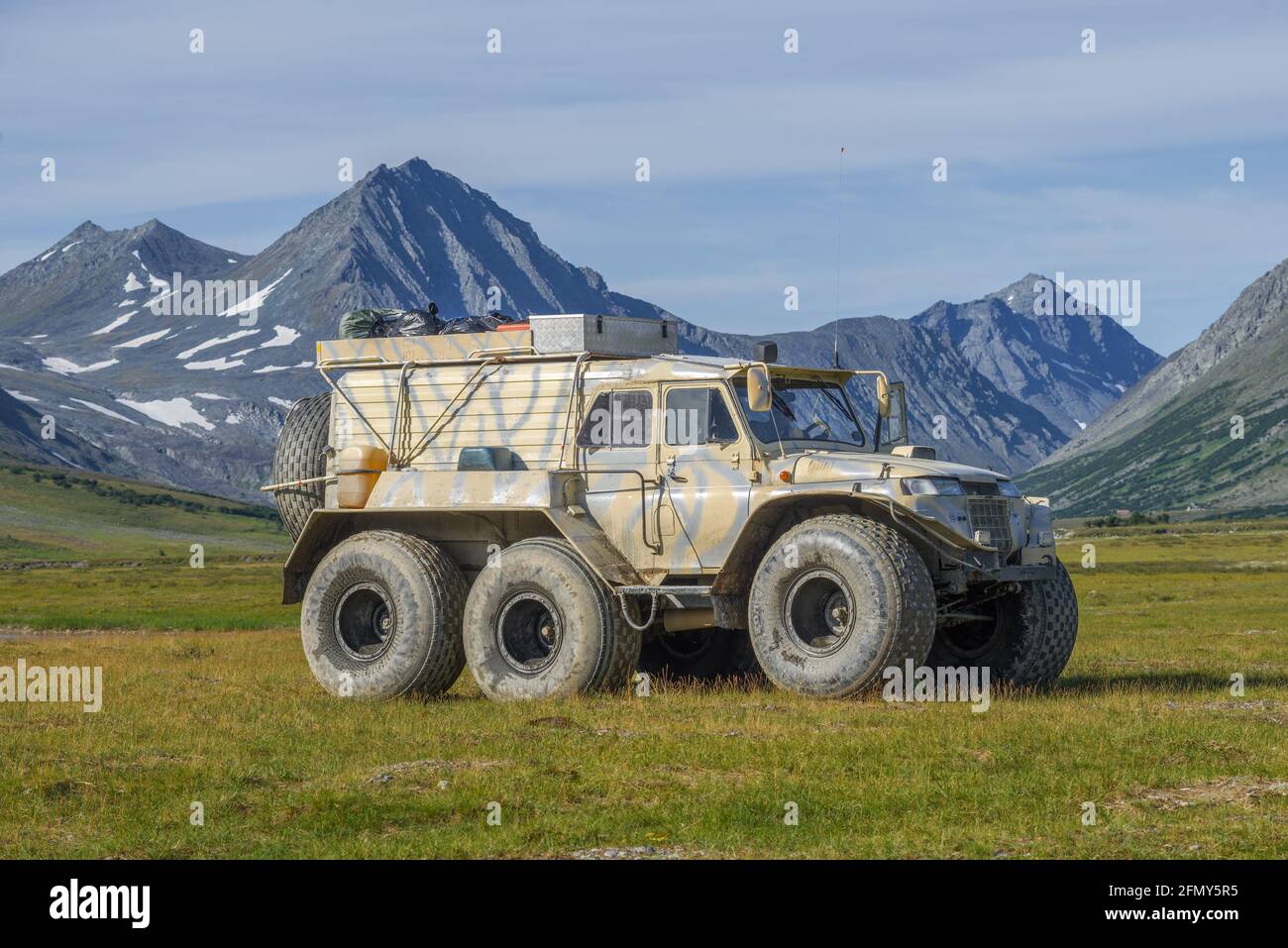 YAMAL, RUSIA - 27 DE AGOSTO de 2018: Vehículo todoterreno 'Trekol' en las  estribaciones de los Urales Polares en un soleado día de verano Fotografía  de stock - Alamy