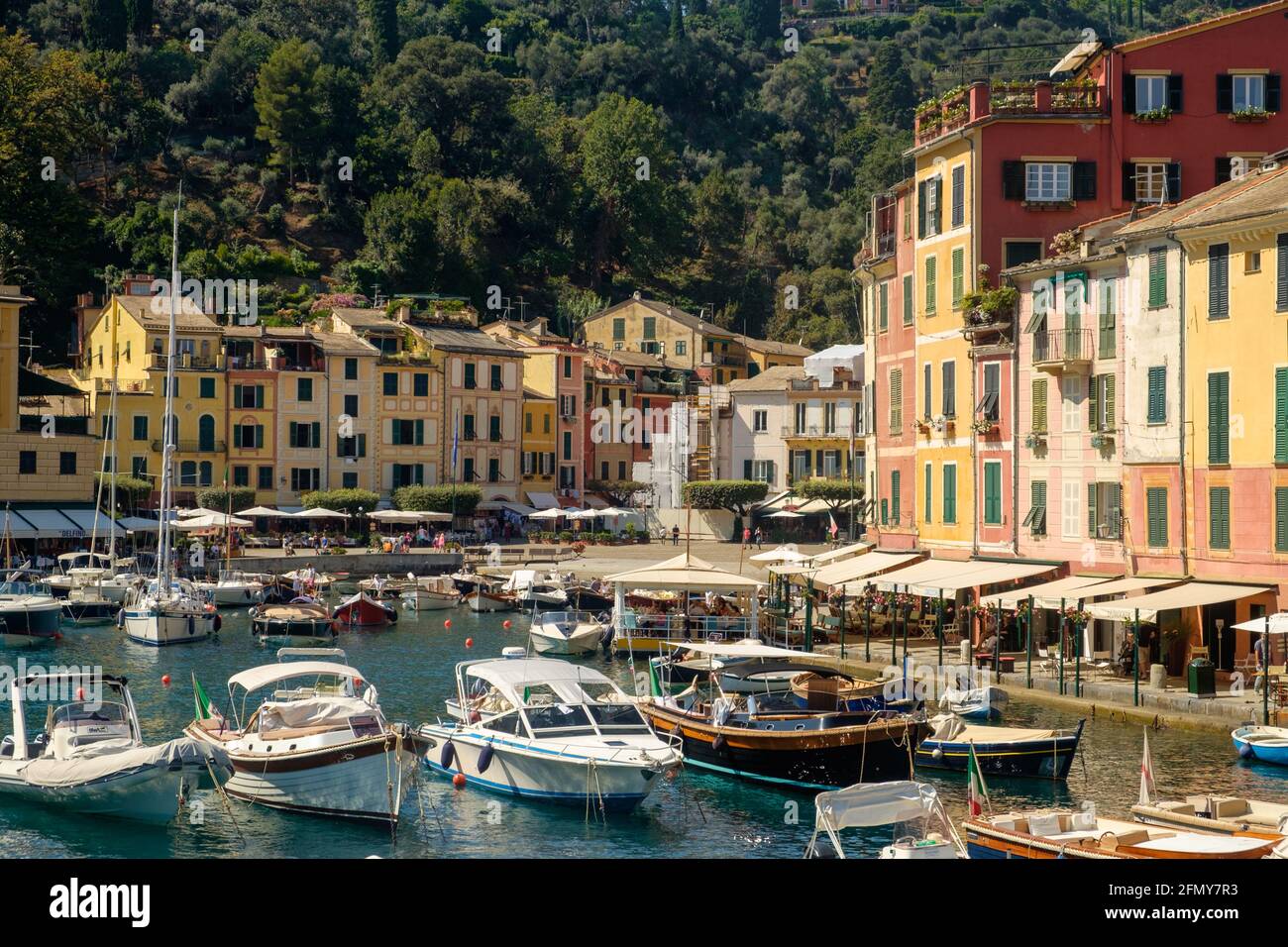 Vista del puerto deportivo y de la costa de la ciudad italiana de Portofino. Foto de stock