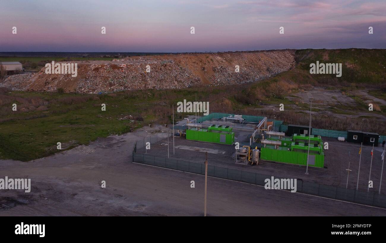 vista del vertedero de la ciudad y de la planta de producción de gas Foto de stock
