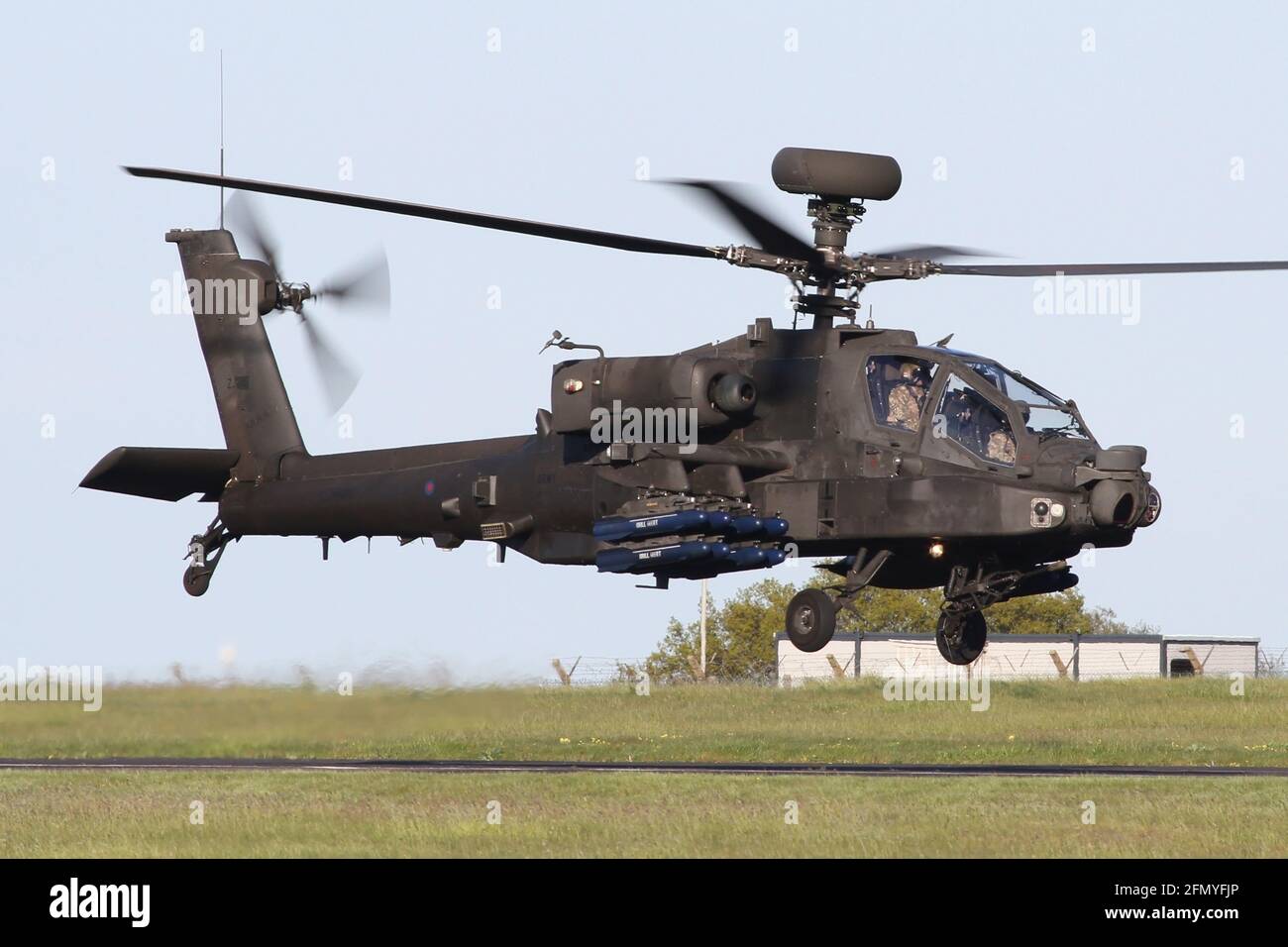 Helicóptero Apache del Cuerpo Aéreo del Ejército aterrizando en el aeródromo de Wattisham en Suffolk. Foto de stock
