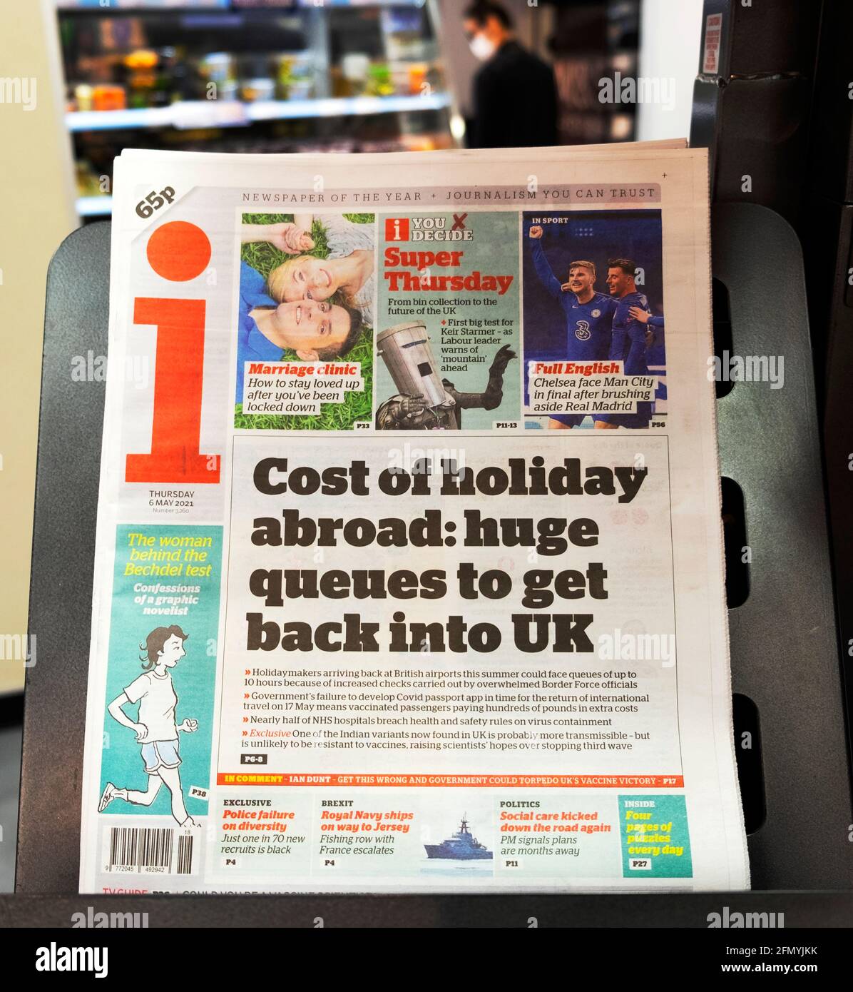 'Coste de las vacaciones en el extranjero: Enormes colas para volver al Reino Unido' portada i periódico titular en el quiosco de prensa del supermercado 6 mayo 2021 Londres Inglaterra Reino Unido Foto de stock