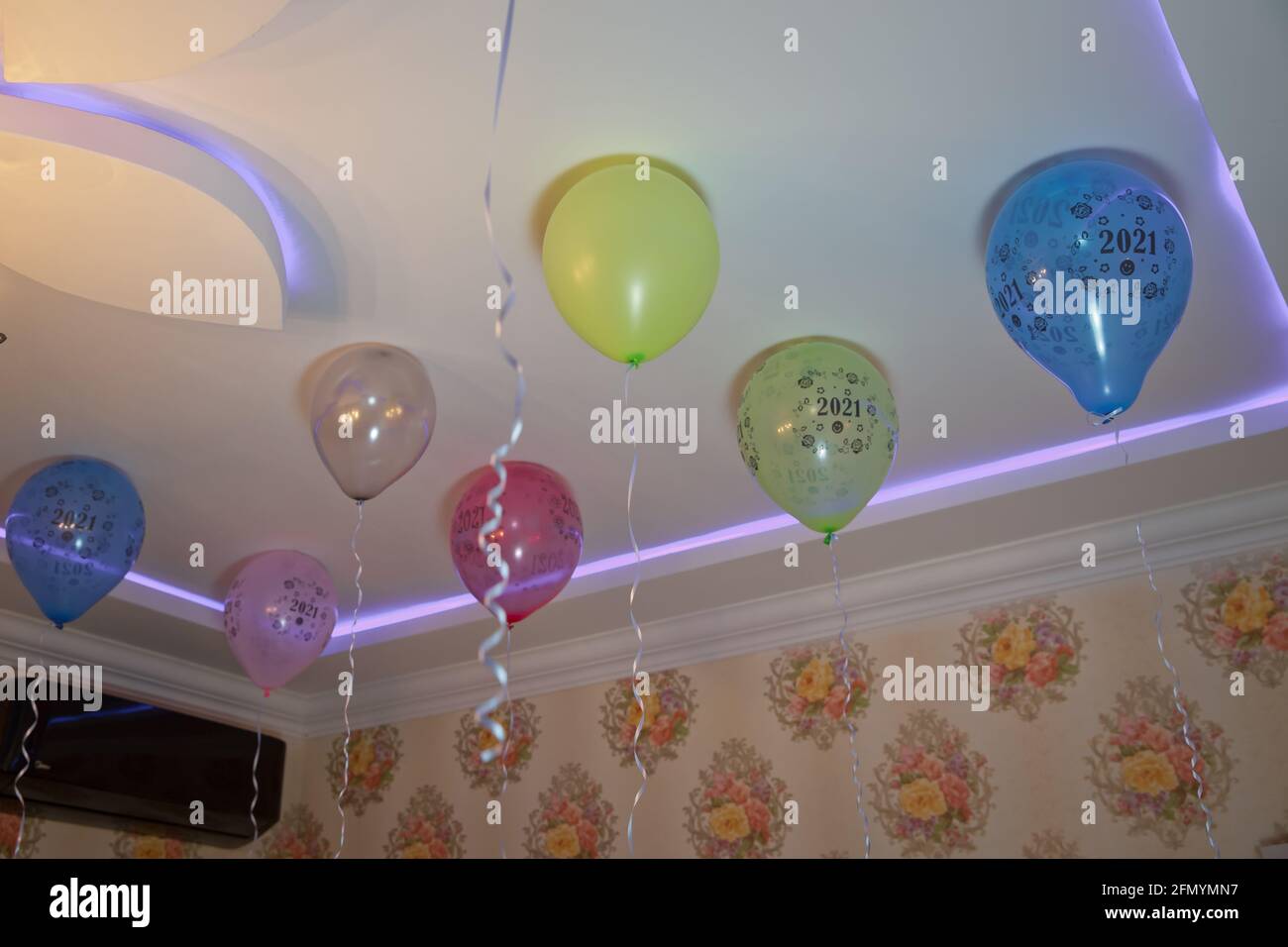 Globos de helio . Colorido globos flotar sobre el techo blanco de la  habitación para la fiesta. Boda o fiesta de cumpleaños de niños decoración  interior Fotografía de stock - Alamy
