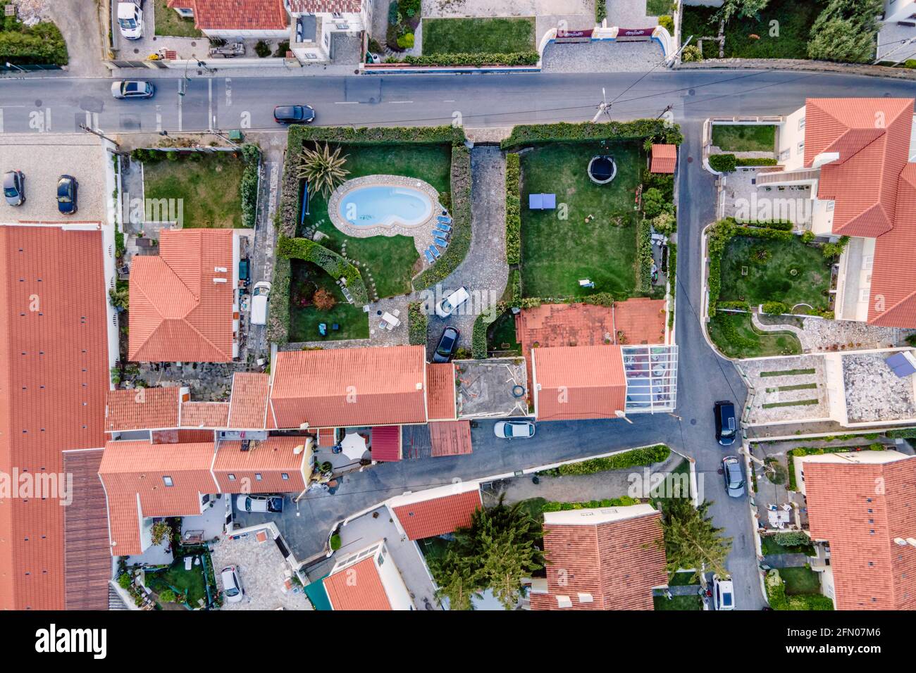 Vista aérea de un barrio residencial de lujo, vista desde la cima de los  tejados con piscina privada, Colares, Portugal Fotografía de stock - Alamy