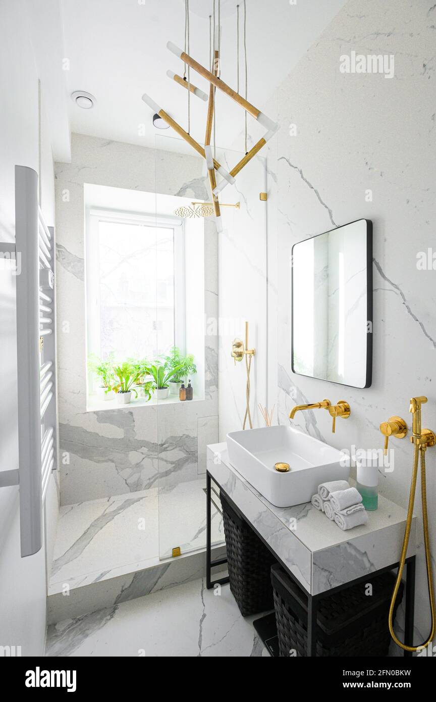 Cuarto de baño de lujo de estilo francés en la casa Fotografía de stock -  Alamy