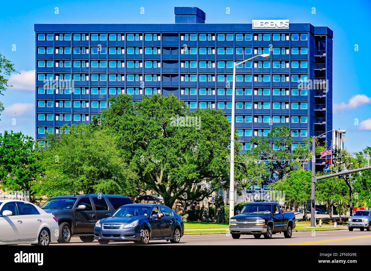 El tráfico pasa por el Hotel Legends, 8 de mayo de 2021, en Biloxi, Mississippi. Alojamiento y Ocio Inversiones LLC abrió el hotel de 132 habitaciones, todas suites. Foto de stock