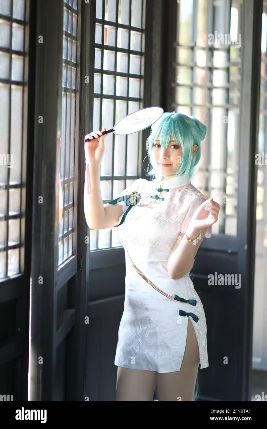 Japón anime cosplay retrato de una chica con vestido chino traje en el  jardín chino Fotografía de stock - Alamy