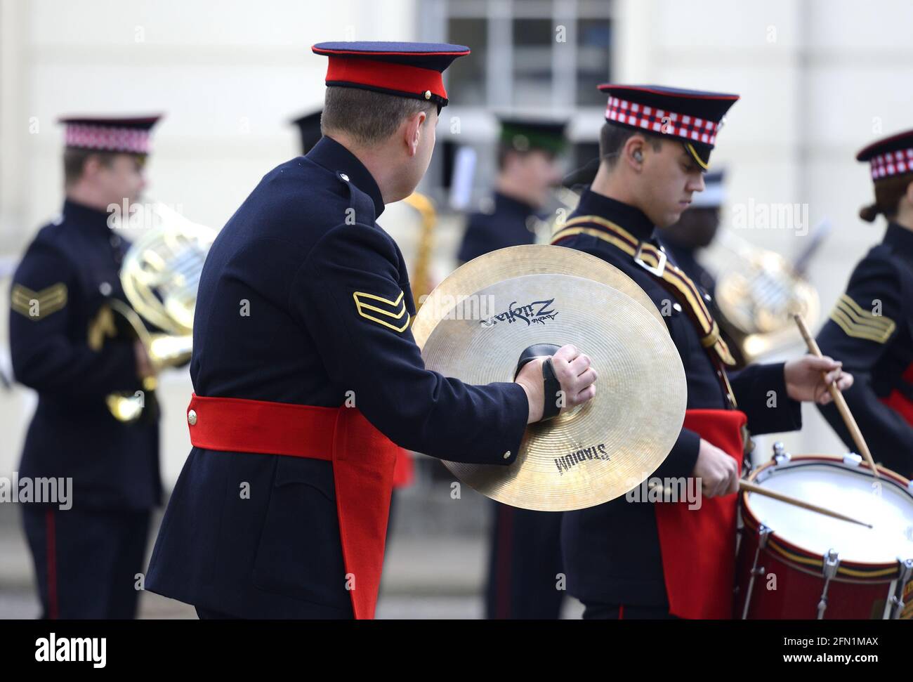 Londres, Inglaterra, Reino Unido. Banda militar practicando en Wellington Barracks, Birdcage Walk. Foto de stock