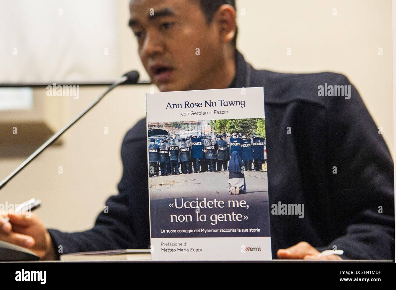 13 de mayo de 2021 : UN sacerdote birmano sostiene el libro 'Matarme no el pueblo!' La frase Hermana Ann Rose Nu Tawng gritó durante las protestas después del golpe militar en Myanmar, en Radio Vaticano en Roma. Foto de stock