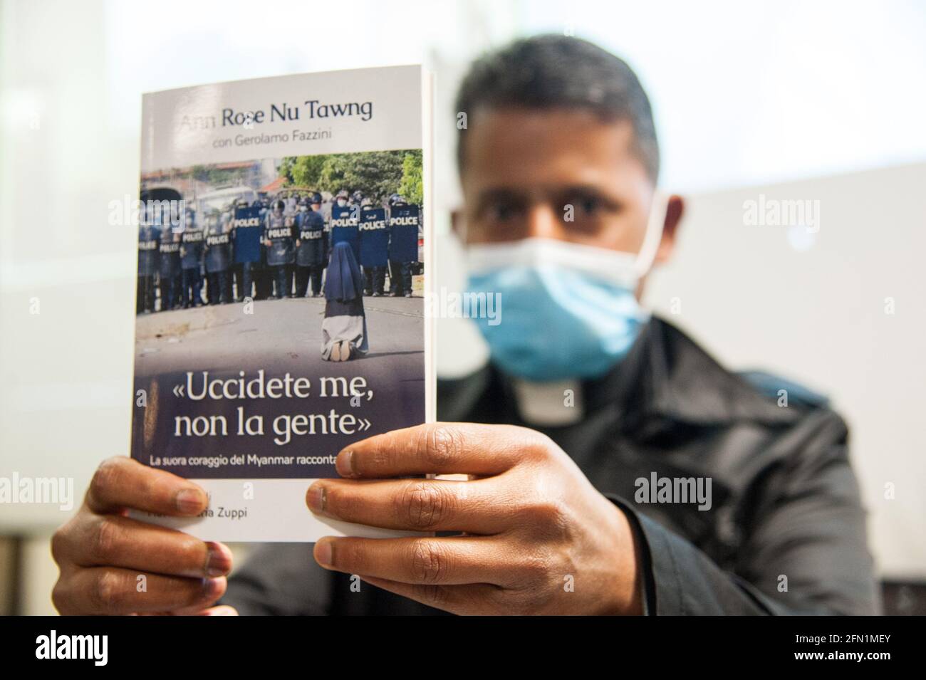 13 de mayo de 2021 : UN sacerdote birmano sostiene el libro 'Matarme no el pueblo!' La frase Hermana Ann Rose Nu Tawng gritó durante las protestas después del golpe militar en Myanmar, en Radio Vaticano en Roma. Foto de stock