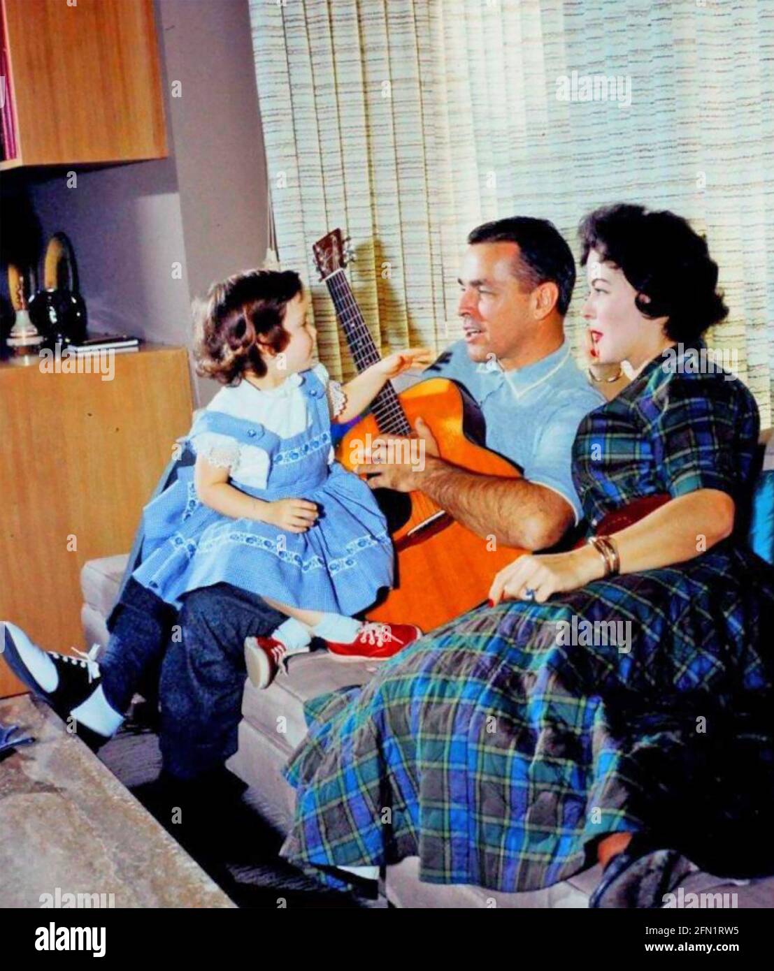 SHIRLEY TEMPLE (1928-2014) actriz cinematográfica estadounidense y posterior diplomática con Su segundo marido Charles Black y su hija Lori 1960 Foto de stock