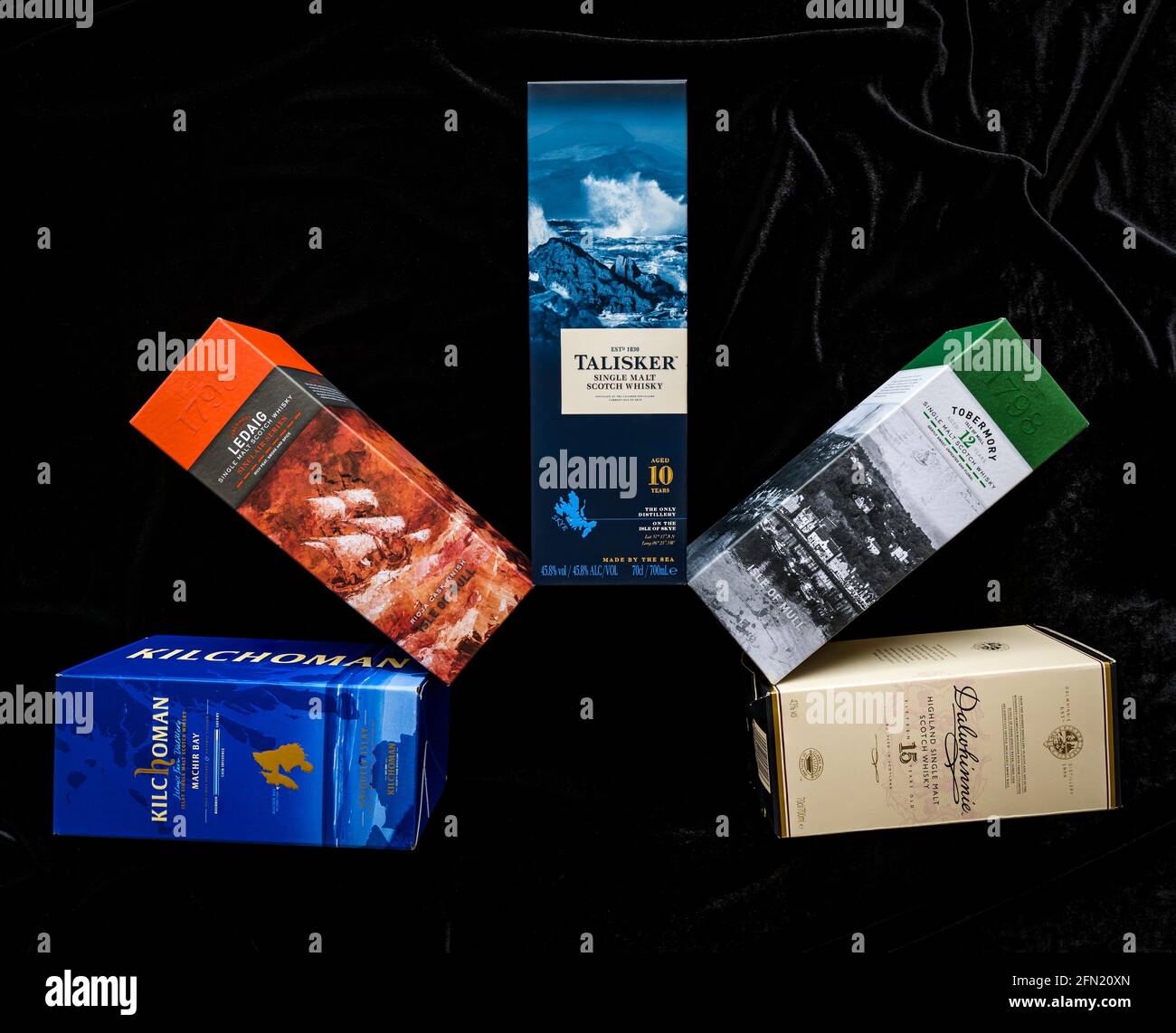 Exposición de las marcas Scotch Malt Whisky Box, Escocia, Reino Unido: Kilchoman, Ledaig, Talisker, Whiskies Tobermory y Dalwhinnie Foto de stock