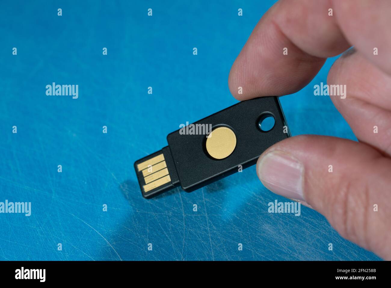 Memoria USB con una clave secreta para acceder a archivos cifrados  Fotografía de stock - Alamy