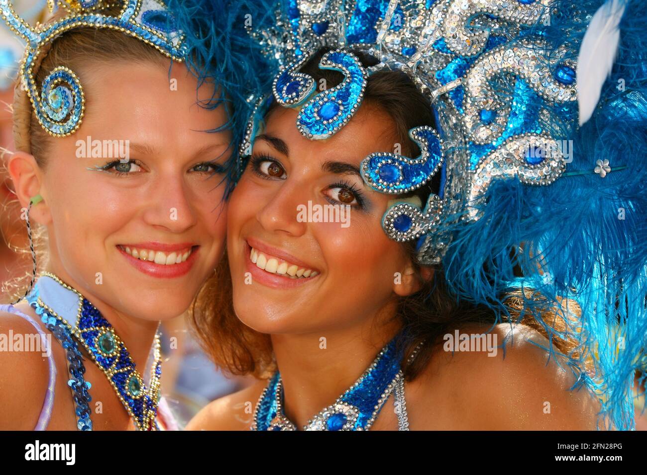 Fiesta, sinnlich erotische Samba Frauen, Porträt von zwei schönen Samba  Tänzerinnen mit tollem Lachen, sexy Charisma beim Samba Fest in Coburg  Fotografía de stock - Alamy