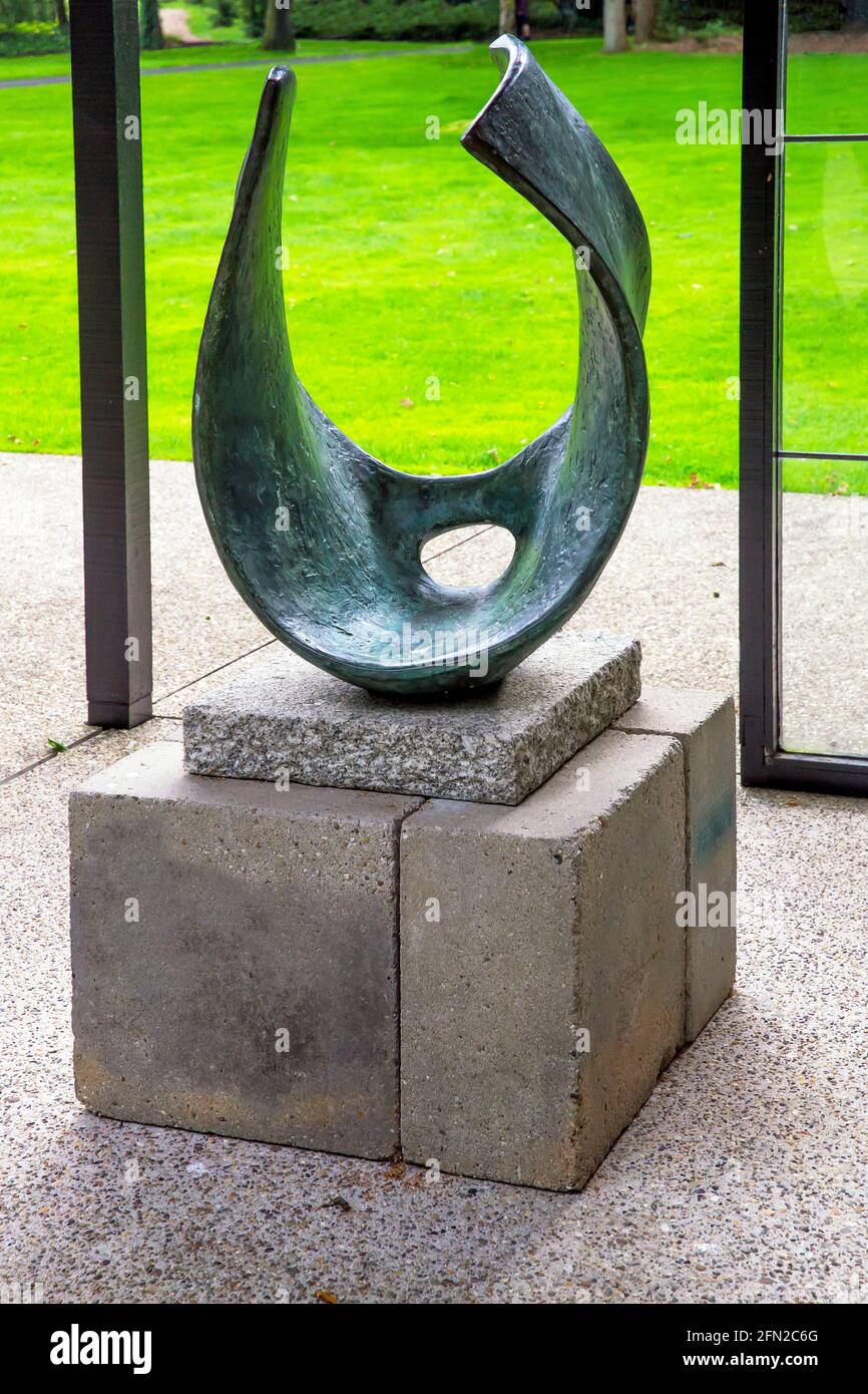 Forma curvada, Trevalgan, por Barbara Hepworth, 1956, Kroller-Muller Museum, el Parque Nacional De Hoge Veluwe, Otterlo, Países Bajos, Europa Foto de stock