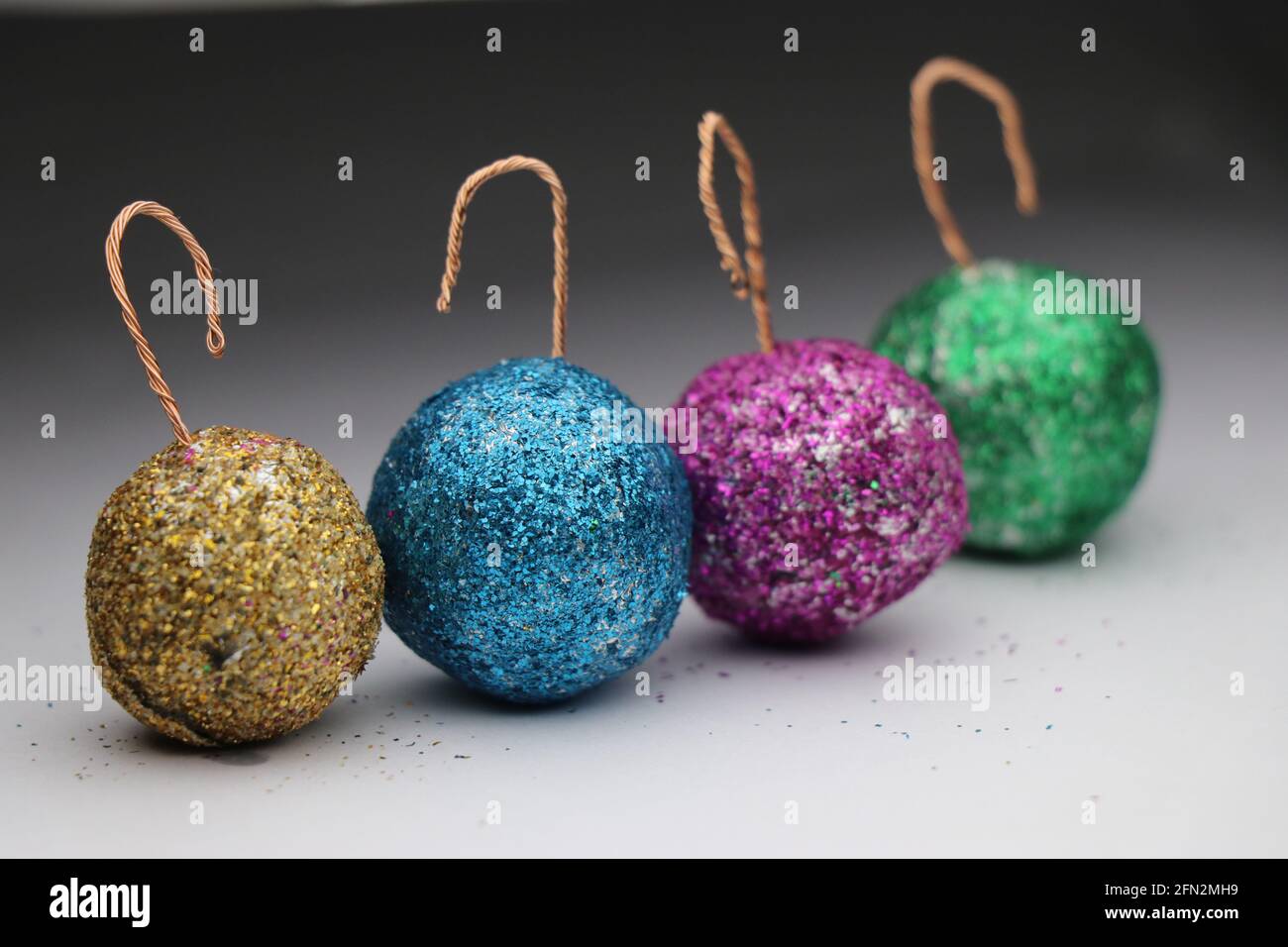 Bolas de navidad manualidades fotografías e imágenes de alta resolución -  Alamy