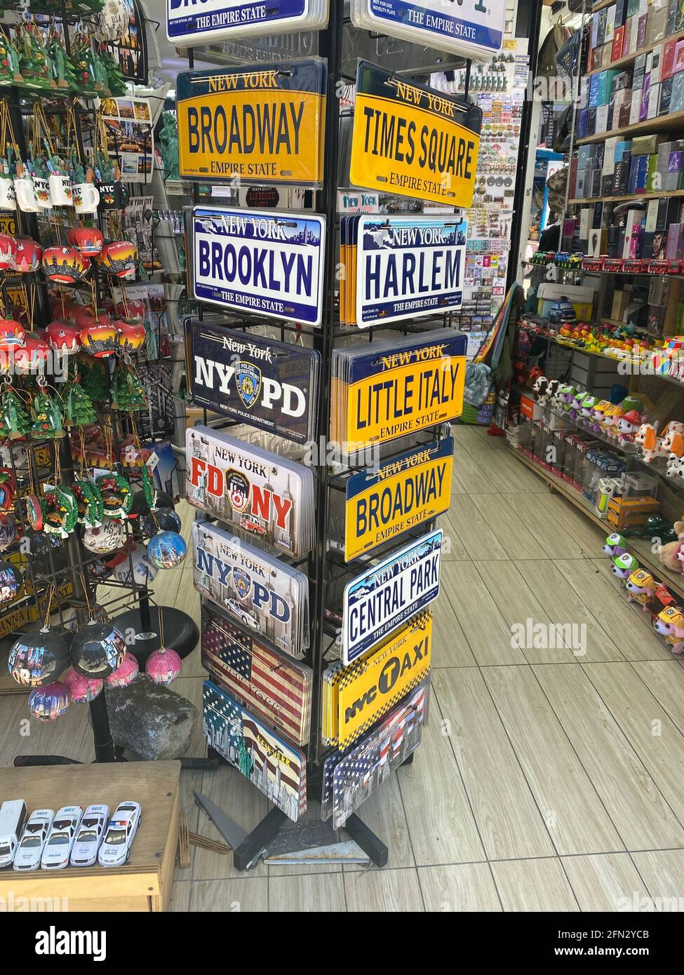 Placas de recuerdo para Nueva York en una tienda de regalos turísticos en  la ciudad de Nueva York Fotografía de stock - Alamy