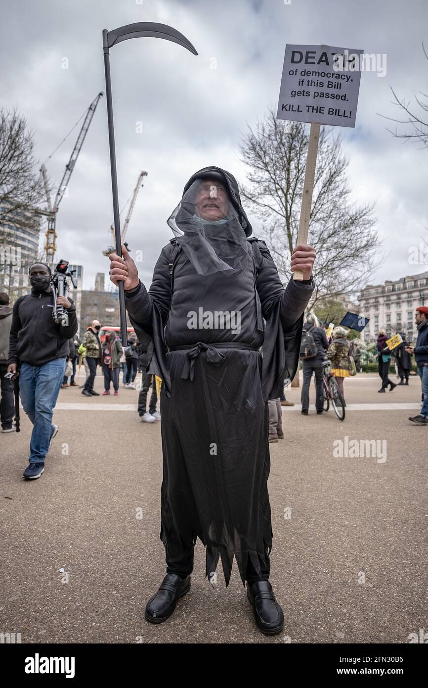Matar la protesta de la ley. Miles de manifestantes se reúnen en Hyde Park para manifestarse en contra de una propuesta de ley de policía contra la delincuencia. Londres, Reino Unido Foto de stock