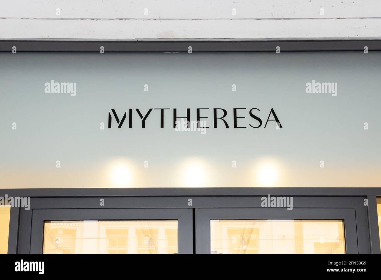 Cartel de la tienda de moda Mytheresa en Munich Foto de stock