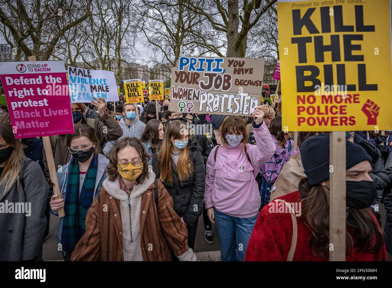 Matar la protesta de la ley. Miles de manifestantes se reúnen en Hyde Park para manifestarse en contra de una propuesta de ley de policía contra la delincuencia. Londres, Reino Unido Foto de stock