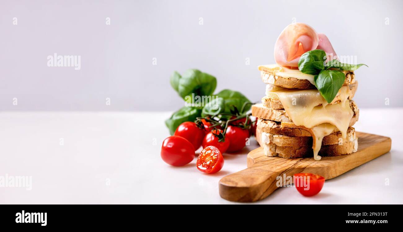 Reserva de sándwiches hechos a presión con queso tostado casero Foto de stock