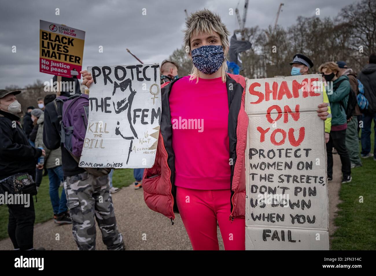 Matar la protesta de la ley. Miles de manifestantes se reúnen en Hyde Park para manifestarse en contra de una propuesta de ley de policía contra la delincuencia. Londres, Reino Unido Foto de stock