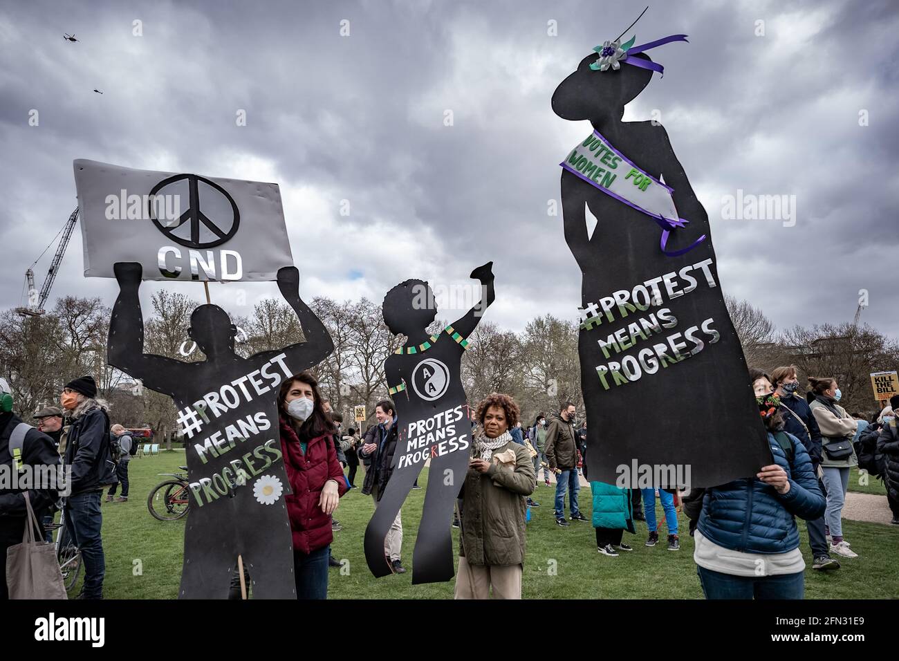 Matar la protesta de la ley. Miles de manifestantes se reúnen en Hyde Park para manifestarse en contra de una propuesta de ley de policía contra la delincuencia. Londres, Reino Unido Foto de stock