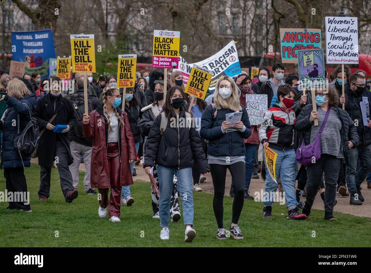 Matar la protesta de la ley. Miles de manifestantes se reúnen en Hyde Park para manifestarse en contra de una propuesta de ley de policía contra la delincuencia. Londres, Reino Unido Foto de stock