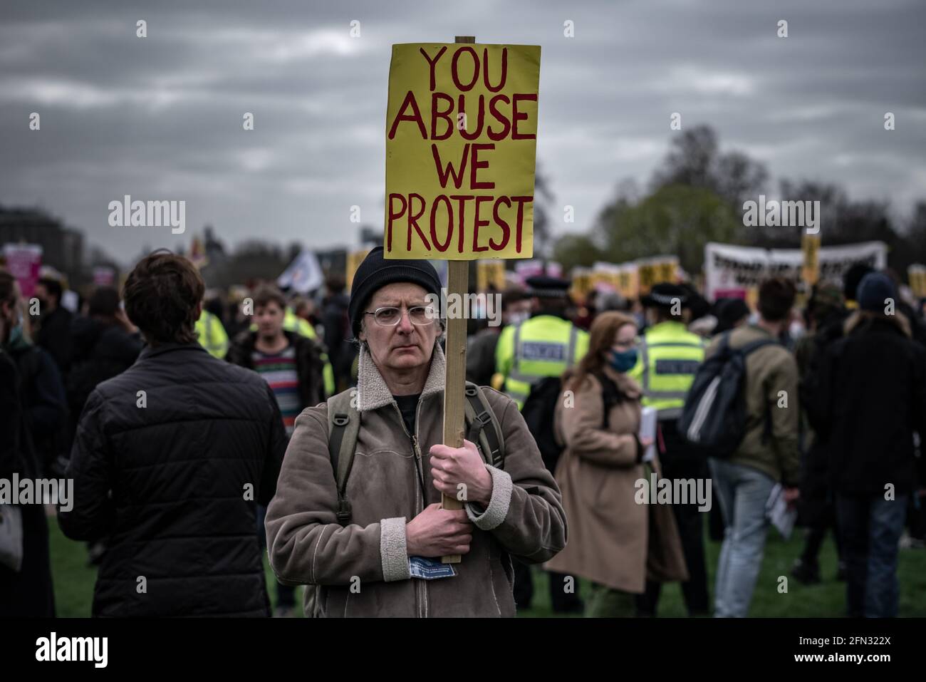 Matar la protesta de la ley. Miles de manifestantes se reúnen en Hyde Park para manifestarse en contra de una propuesta de ley de policía contra la delincuencia. Londres, Reino Unido Foto de stock