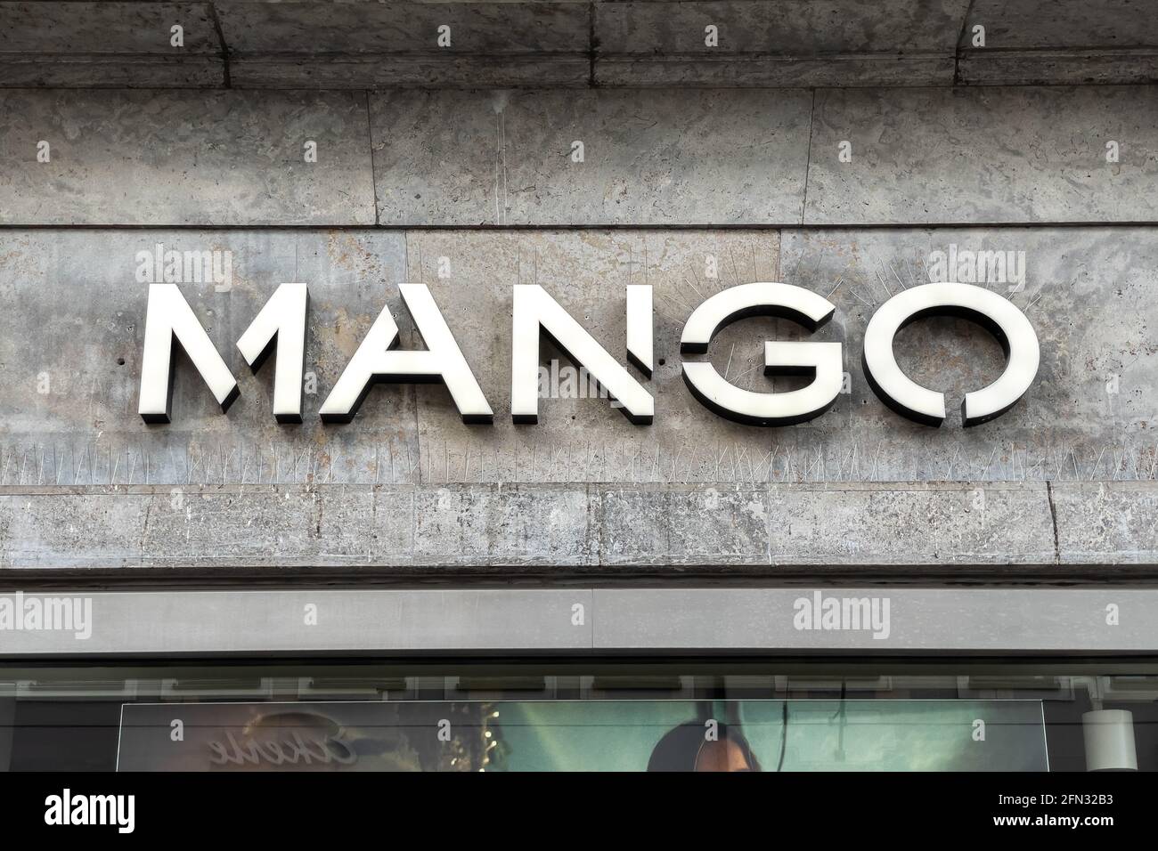 Tienda de moda de mango en Munich Foto de stock