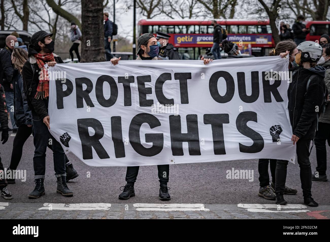 Matar la protesta de la ley. Miles de manifestantes se reúnen en Hyde Park para manifestarse en contra de una propuesta de ley de policía contra la delincuencia. Londres, Reino Unido Foto de stock